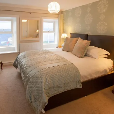 House 3* Roundstone